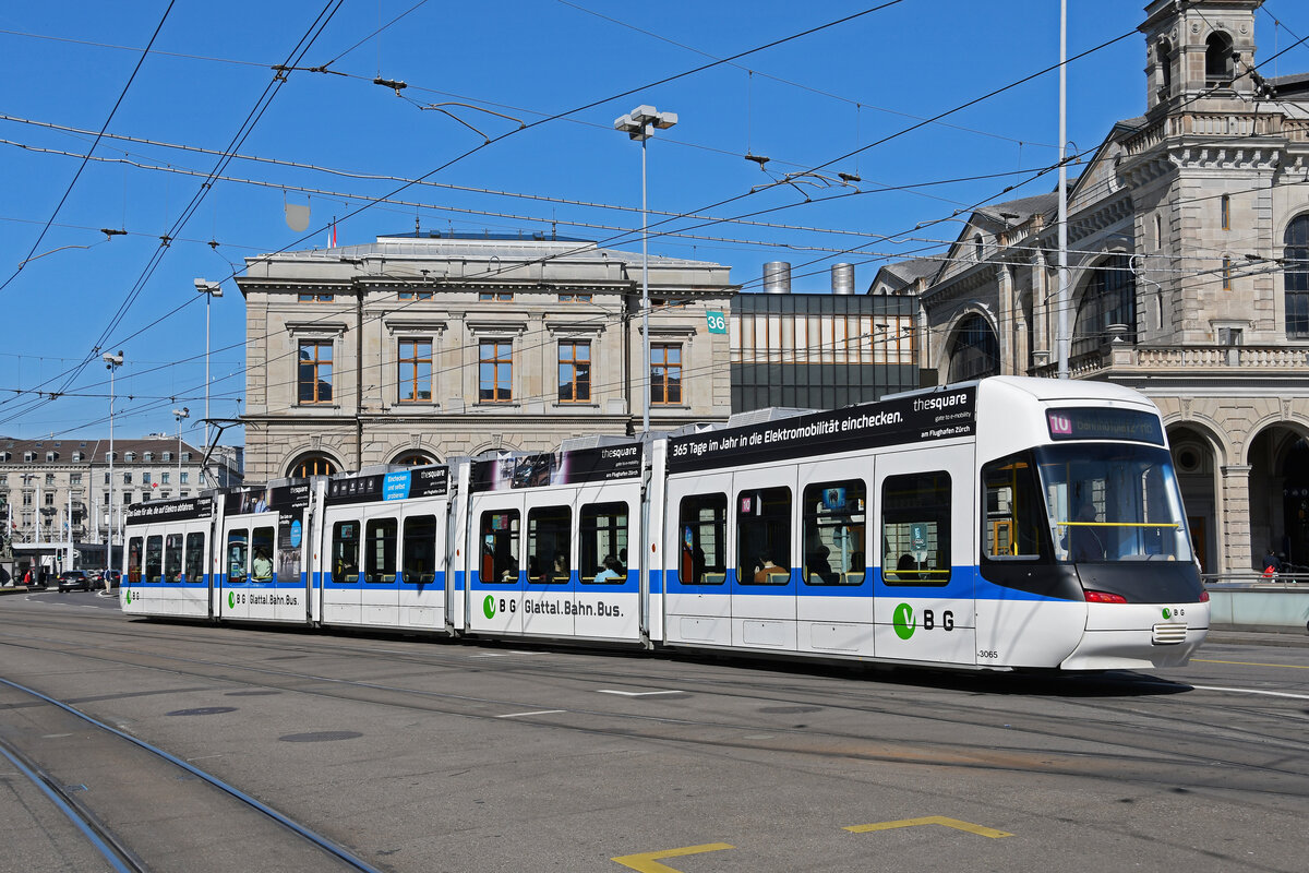 Be 5/6 Cobra 3065 der Glattal Bahn, auf der Linie 10, fährt am 12.04.2024 zur Haltestelle beim Bahnhofplatz Zürich.