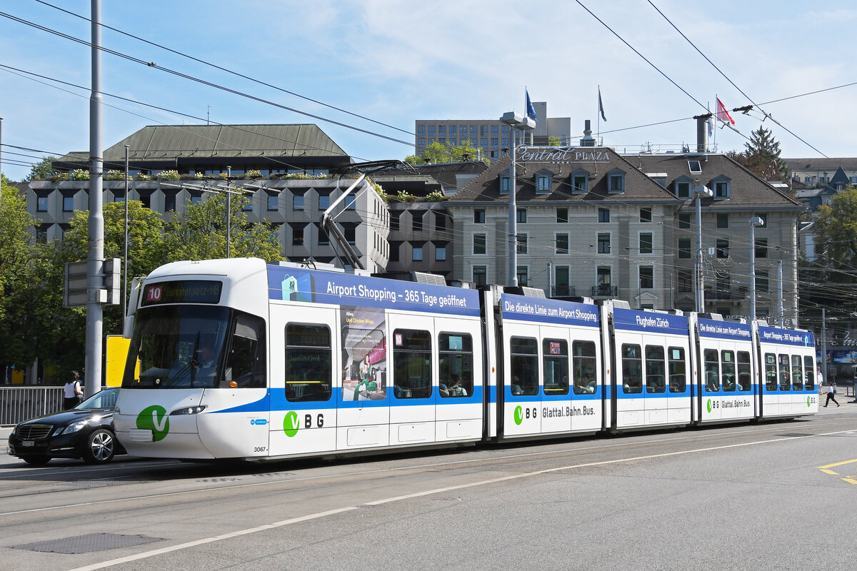 Be 5/6 Cobra 3067 der Glattalbahn, auf der Linie 10, überquert am 22.08.2024 die Bahnhofbrücke in Zürich.