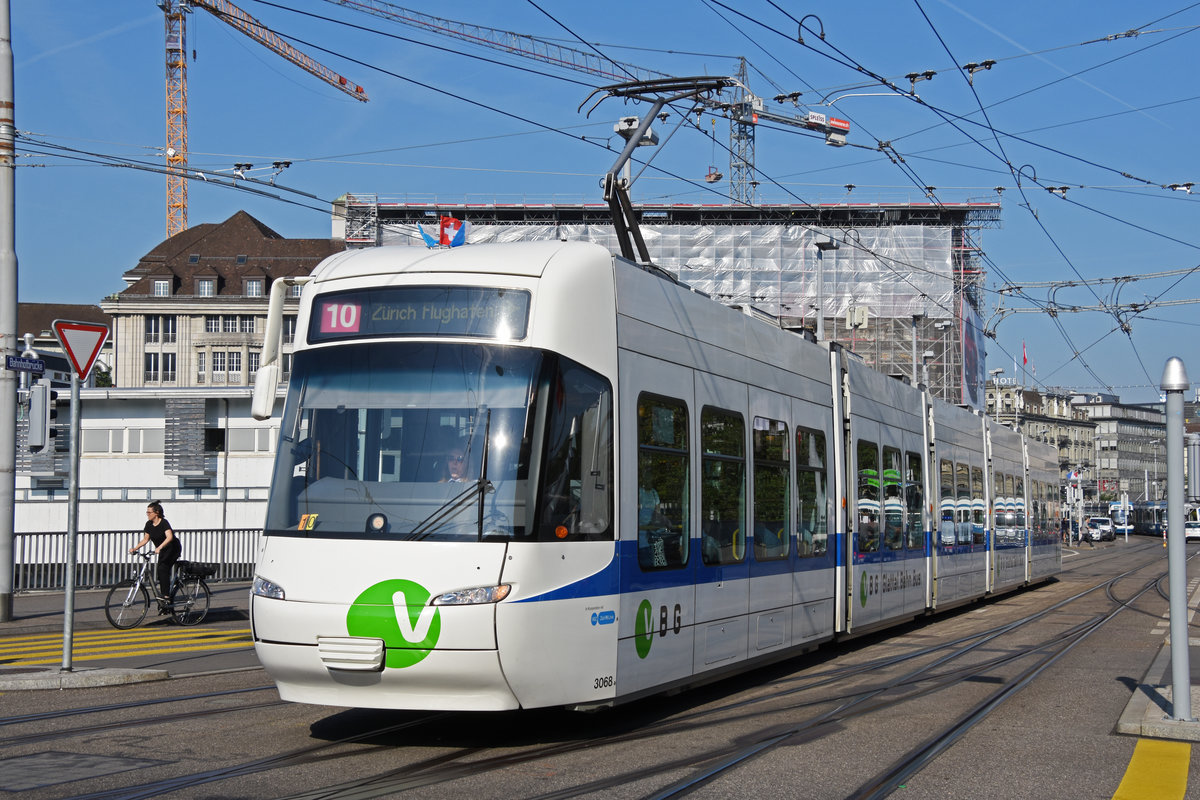 Be 5/6 Cobra 3068 der Glattal Bahn, auf der Linie 10, fährt Richtung Haltestelle Central. Die Aufnahme stammt vom 05.07.2019.