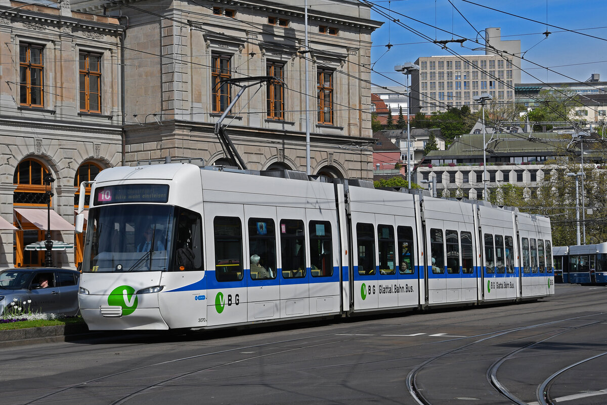 Be 5/6 Cobra 3070 der Glattal Bahn, auf der Linie 10, fährt am 12.04.2024 zur Haltestelle beim Bahnhof Zürich.