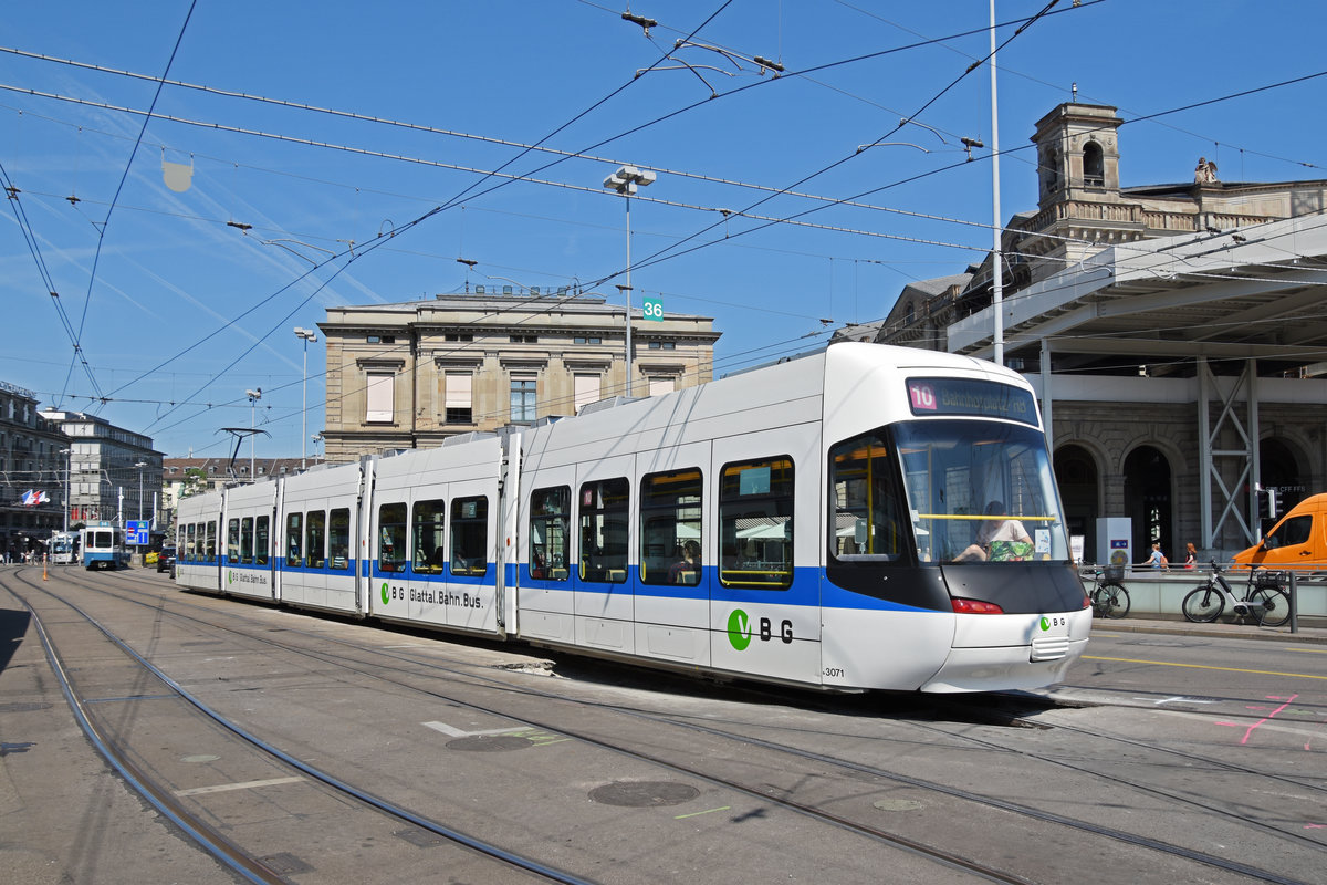 Be 5/6 Cobra 3071 der Glattal Bahn, auf der Linie 10, fährt zur Haltestelle beim Bahnhof Zürich. Die Aufnahme stammt vom 05.07.2019.