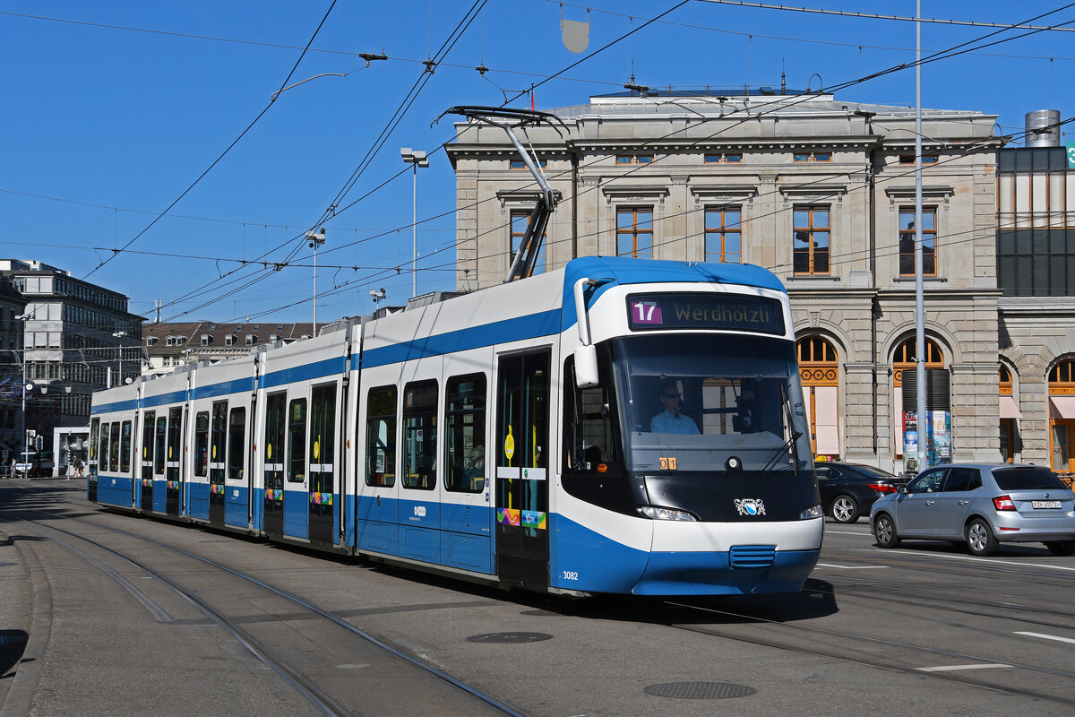 Be 5/6 Cobra 3082, auf der Linie 17, fährt am 12.04.2024 zur Haltestelle beim Bahnhof Zürich.