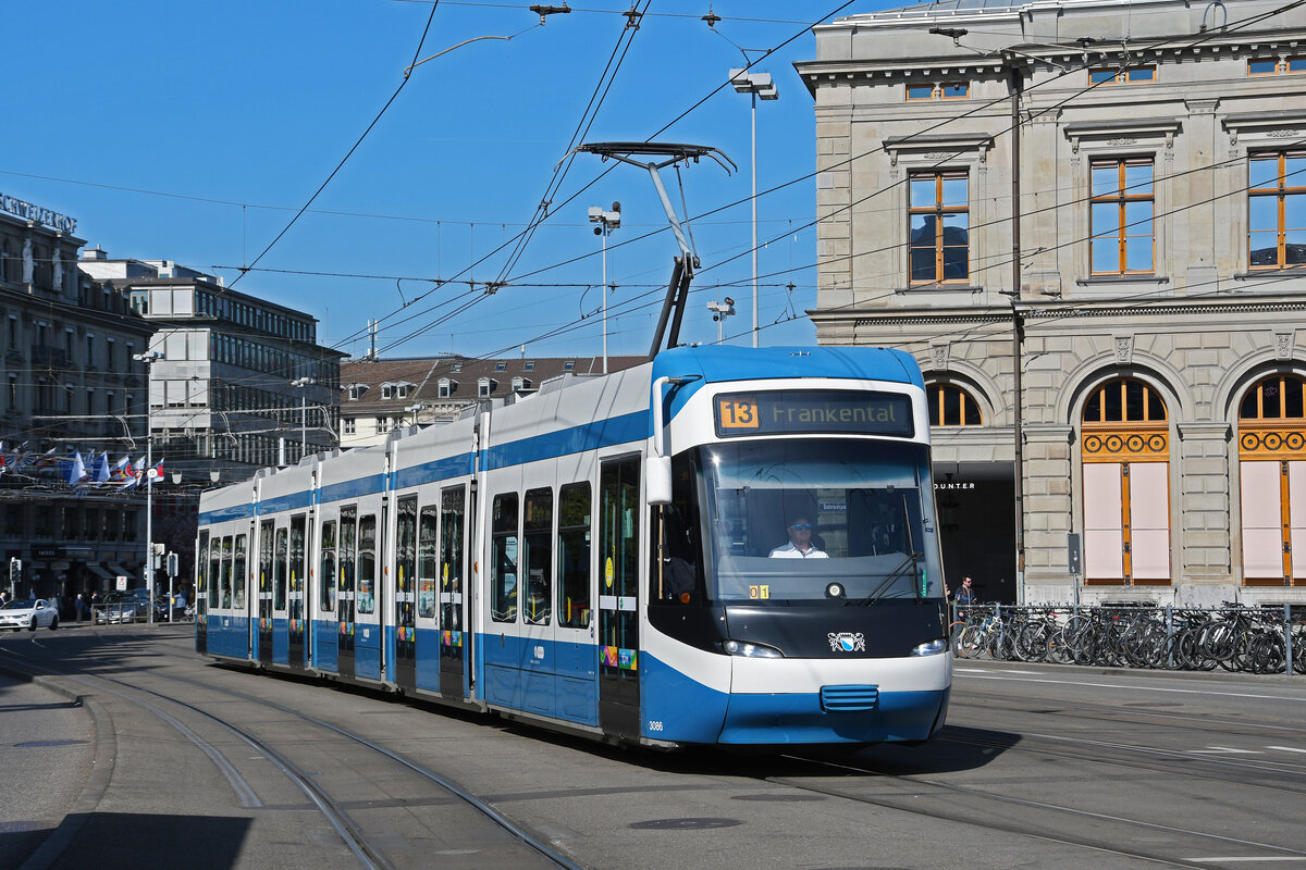 Be 5/6 Cobra 3086, auf der Linie 13, fährt am 12.04.2024 zur Haltestelle beim Bahnhof Zürich.