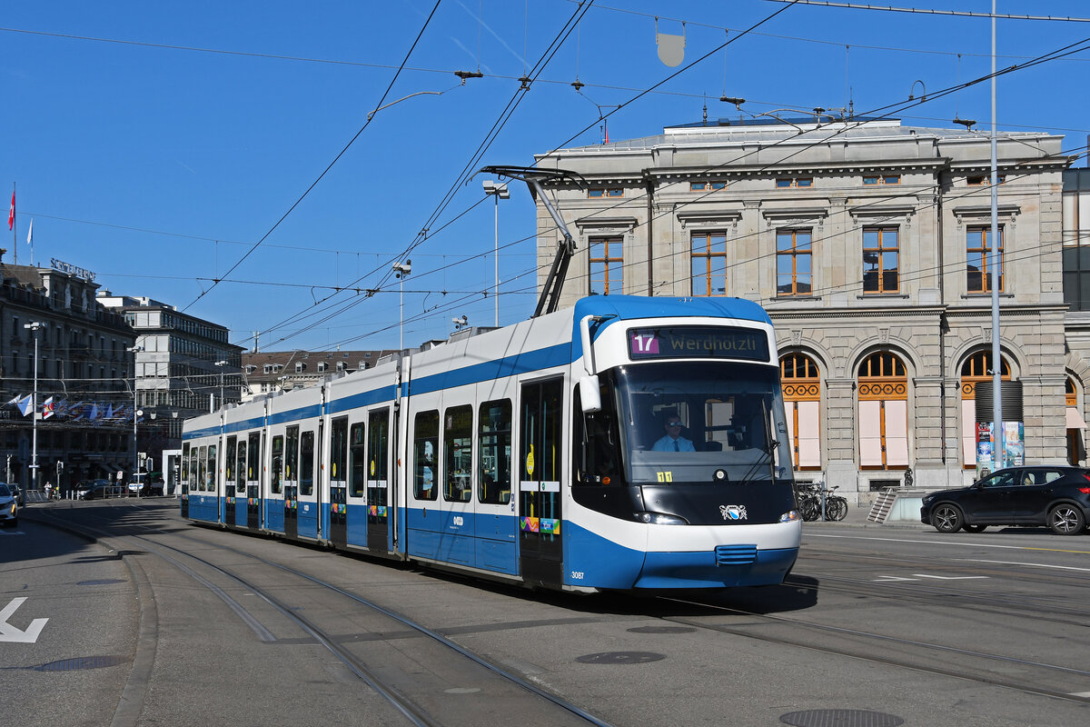 Be 5/6 Cobra 3087, auf der Linie 17, fährt am 12.04.2024 zur Haltestelle beim Bahnhof Zürich.