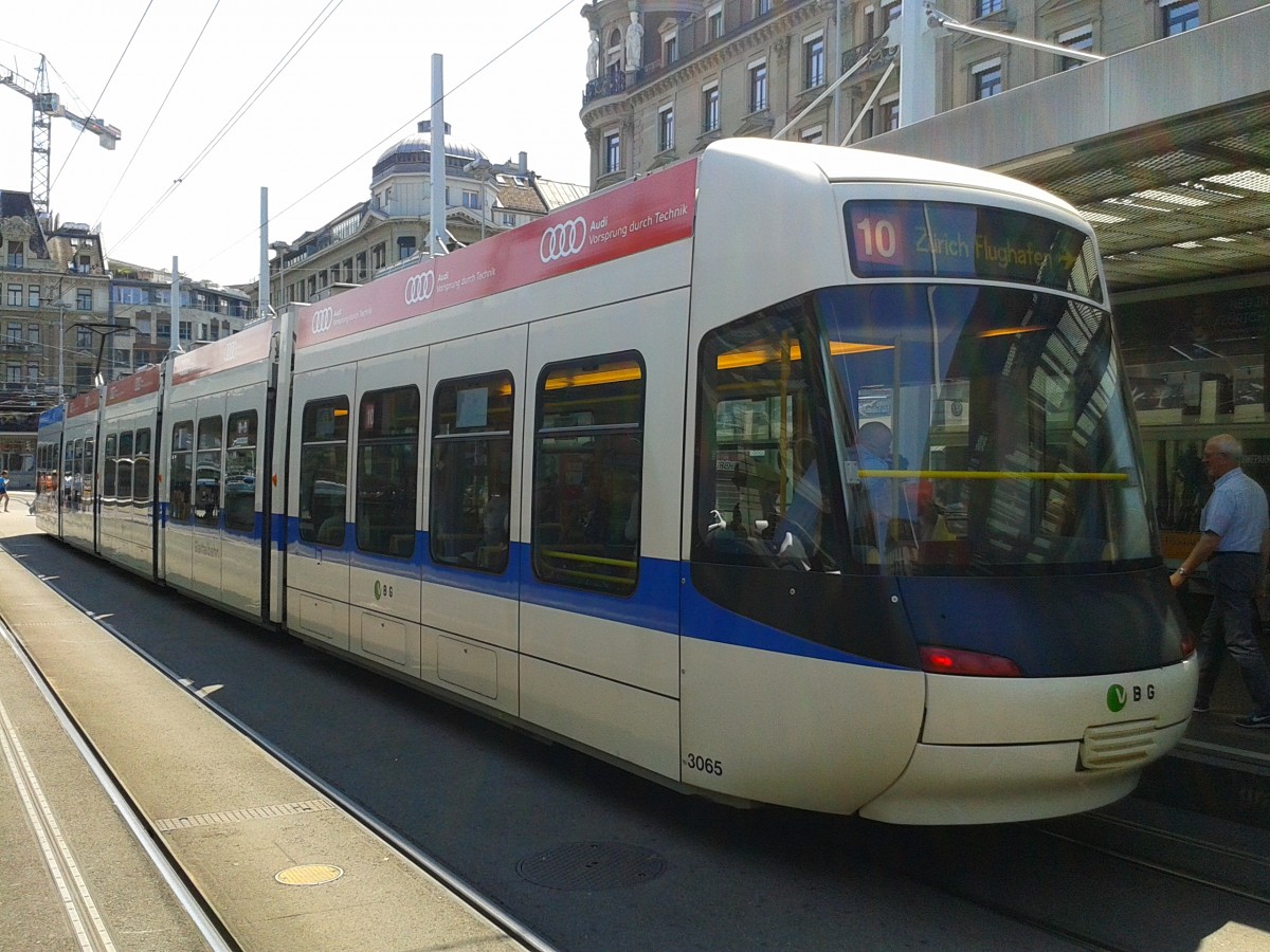Be 5/6 Nr. 3065 der VBG als Linie 10 (Lwenplatz - Oerlikon - Flughafen) beim Halt an der Haltestelle Bahnhofsplatz/HB. (24.7.2015)