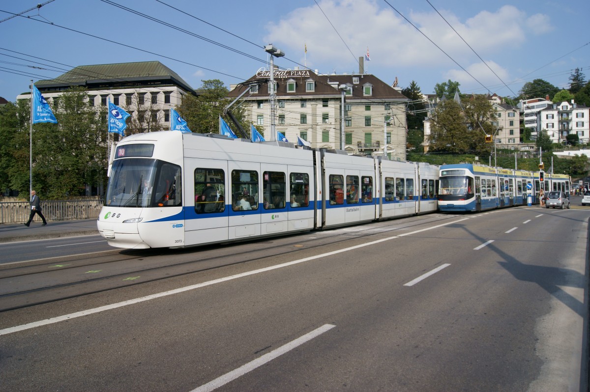 Be 5/6 Nr. 3073 der Verkehrsbetriebe Zürich in den Farben der Glattalbahn ist auf der Linie 10 in Richtung Bahnhofplatz unterwegs und passiert die Bahnhofbrücke. (11.08.2015)