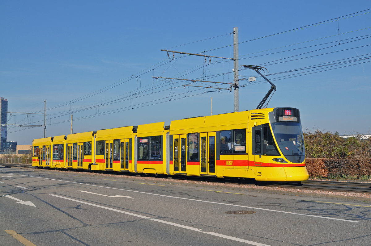 Be 6/10 166, auf der Linie 11, fährt zur Haltestelle M-Parc. Die Aufnahme stammt vom 30.11.2016.