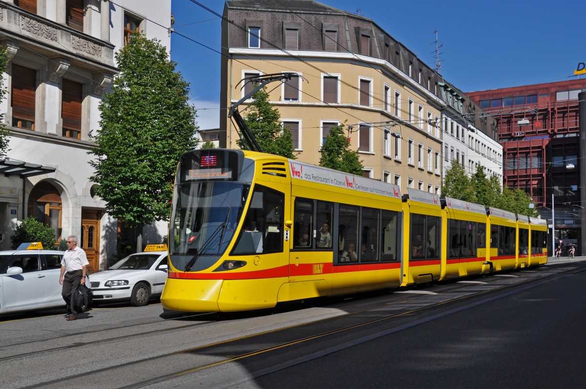 Be 6/10 Tango 151 auf der Linie 11 kurz vor der Haltestelle Bahnhof SBB. Die Aufnahme stammt vom 17.07.2014.