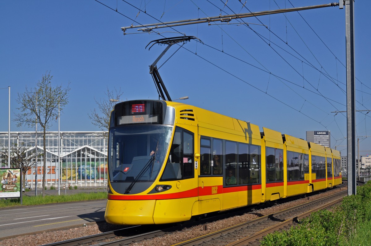 Be 6/10 Tango 151 auf der Linie 11 fährt zur Haltestelle M-Parc. Die Aufnahme stammt vom 19.04.2015.