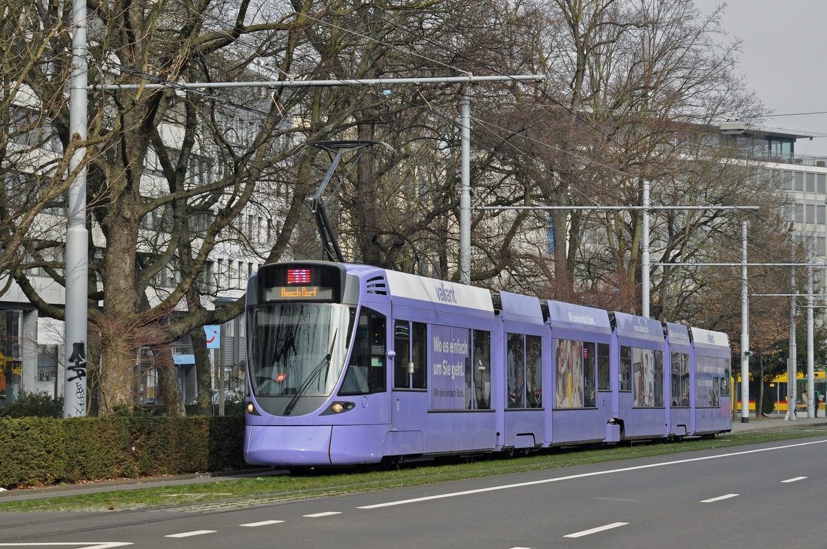 Be 6/10 Tango 151, mit der Werbung für die Bank Valiant, fährt zur Haltestelle der Linie 11 beim Bahnhof SBB. Die Aufnahme stammt vom 24.02.2018.