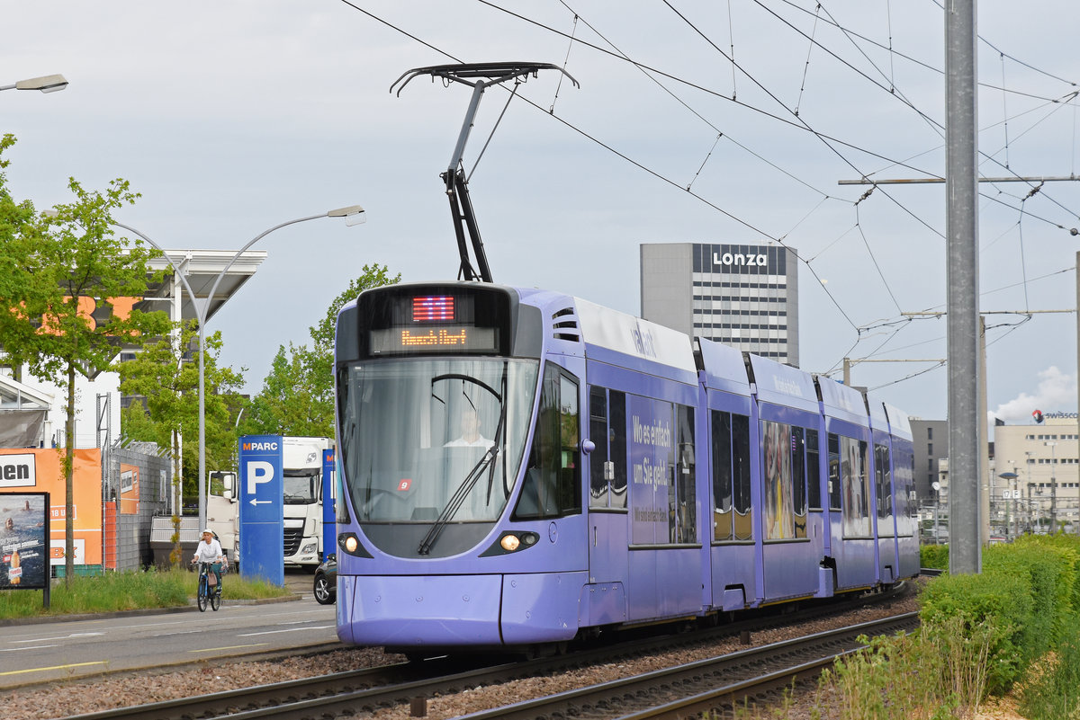 Be 6/10 Tango 151, mit der Werbung für die Bank Valiant, auf der Linie 11, fährt zur Haltestelle M-Parc. Die Aufnahme stammt vom 28.04.2018.