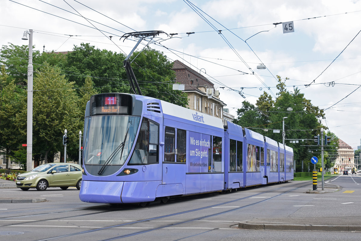 Be 6/10 Tango 151, mit der Werbung für die Bank Valiant, fährt zur Haltestelle am Bahnhof SBB. Die Aufnahme stammt vom 14.06.2018.
