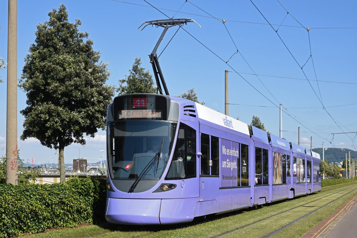 Be 6/10 Tango 151, mit der Werbung für die Bank Valiant, fährt zur Haltestelle Münchensteinerstrasse. Die Aufnahme stammt vom 23.06.2018.