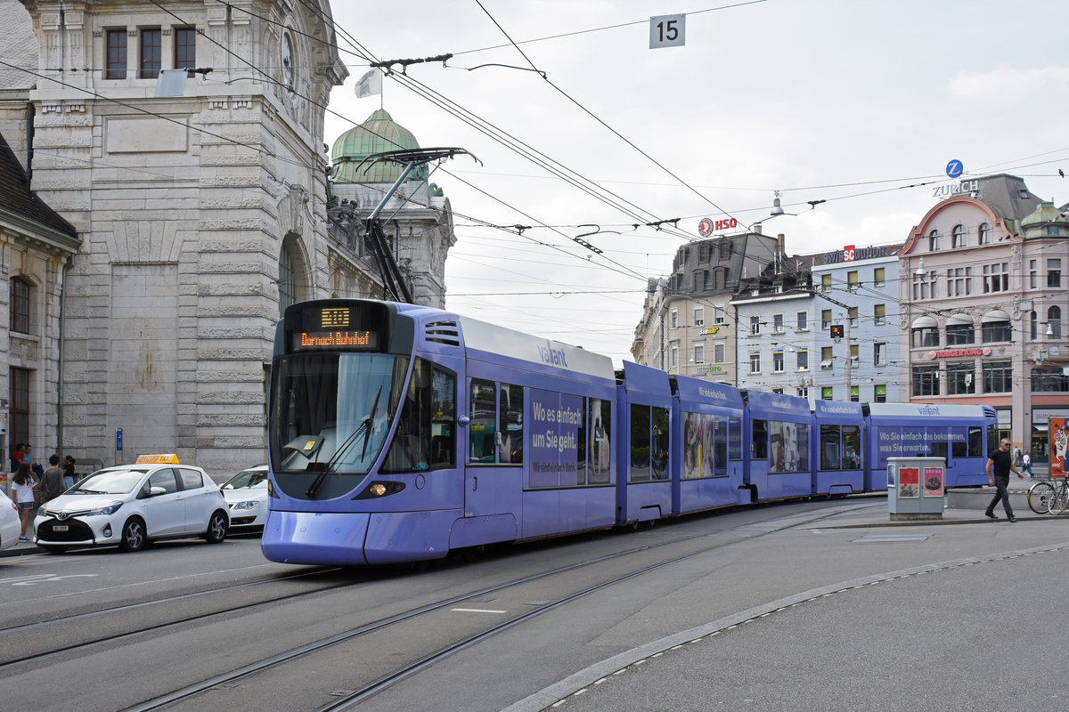 Be 6/10 Tango 151 mit der Werbung für die Bank Valiant, auf der Linie 10, verlässt die Haltestelle am Bahnhof SBB. Die Aufnahme stammt vom 18.08.2018.
