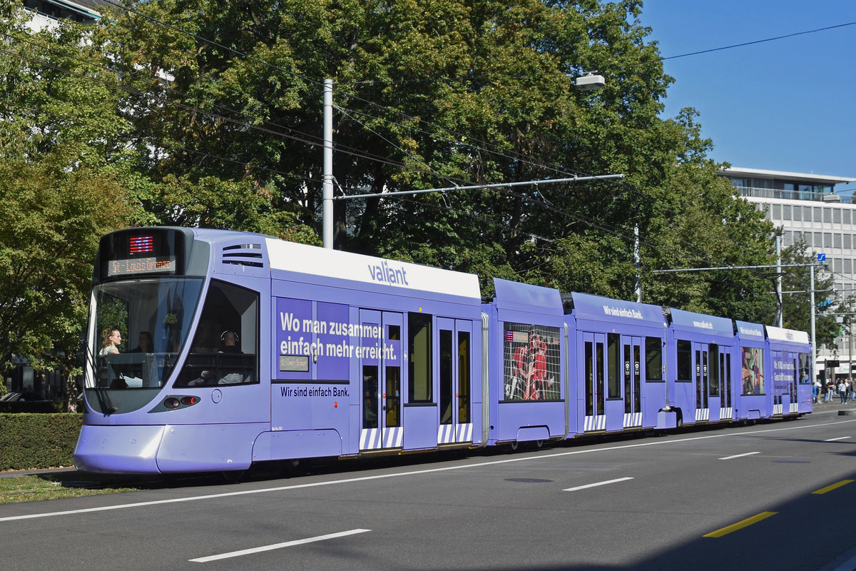 Be 6/10 Tango 151 mit der Werbung für die Bank Valiant, auf der Linie 11, fährt zur Haltestelle am Aeschenplatz. Die Aufnahme stammt vom 28.09.2018.