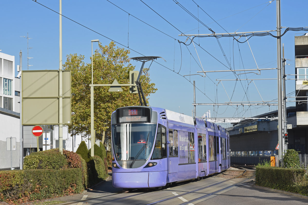 Be 6/10 Tango 151 mit der Werbung für die Bank Valiant, auf der Linie 11, fährt bei der Haltestelle Freilager ein. Die Aufnahme stammt vom 22.10.2018.