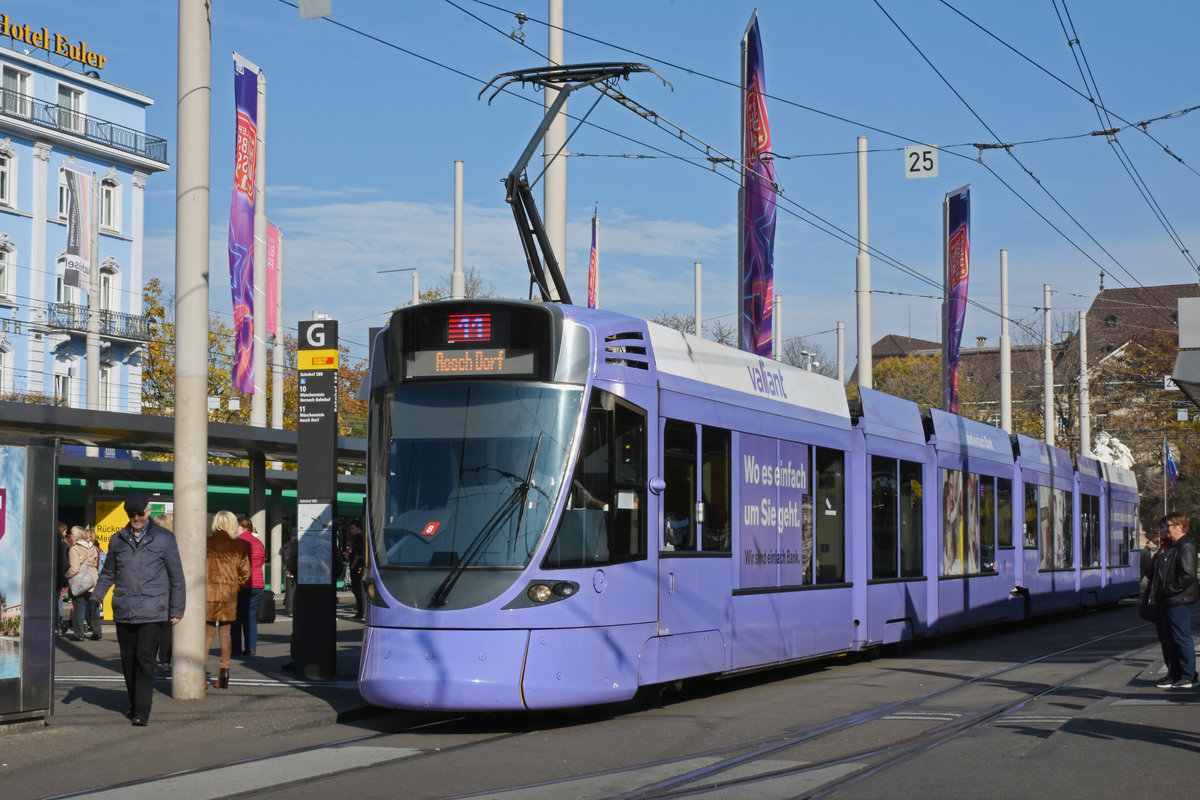 Be 6/10 Tango 151 mit der Werbung für die Bank Valiant, auf der Linie 11, bedient die Haltestelle am Bahnhof SBB.