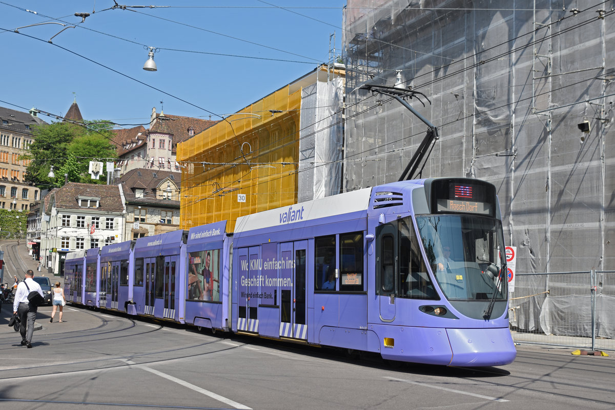 Be 6/10 Tango 151 mit der Werbung für die Bank Valiant, auf der Linie 11, fährt den Steinenberg hoch zur Haltestelle Bankverein. Die Aufnahme stammt vom 02.07.2019.