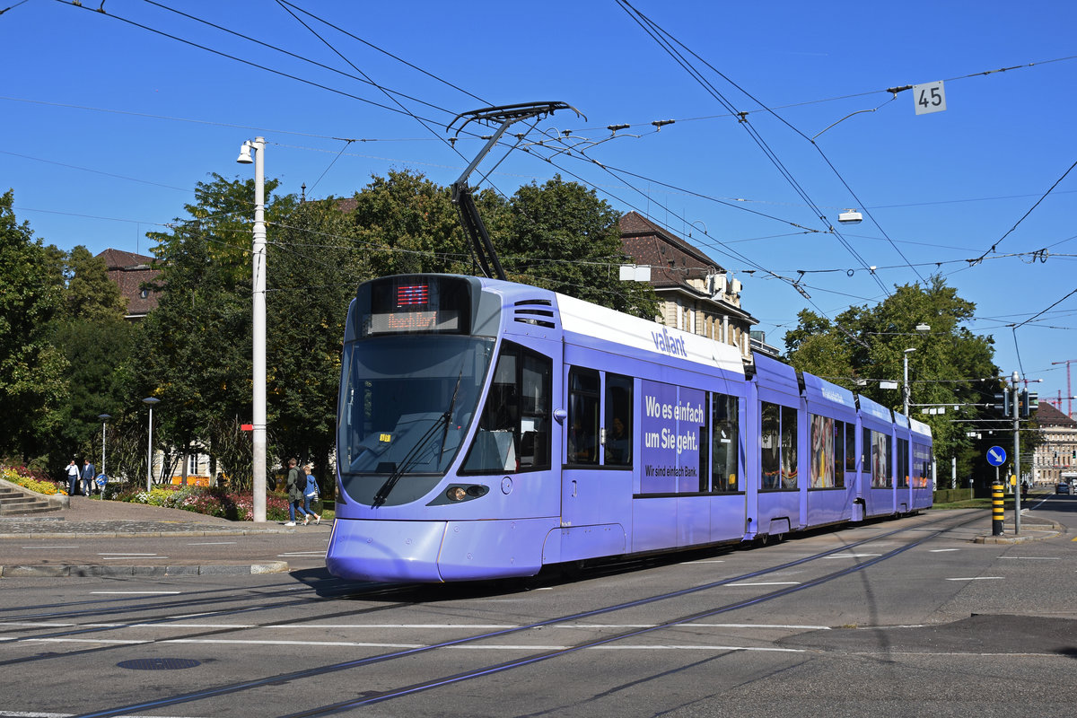 Be 6/10 Tango 151 mit der Werbung für die Bank Valiant, auf der Linie 11, fährt bei der Haltestelle Bahnhof SBB ein. Die Aufnahme stammt vom 19.09.2019.