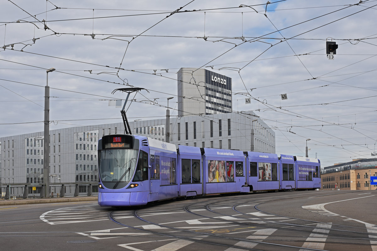 Be 6/10 Tango 151 mit der Werbung für die Bank Valiant, auf der Linie 11, fährt bei der Haltestelle Münchensteinerstrase ein. Die Aufnahme stammt vom 14.03.2020.