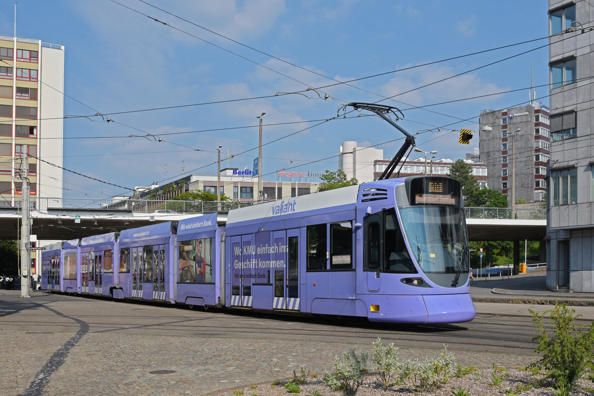 Be 6/10 Tango 151 mit der Werbung für die Bank Valiant, auf der Linie 10, fährt zur Haltestelle ZOO Basel. Die Aufnahme stammt vom 16.05.2020.