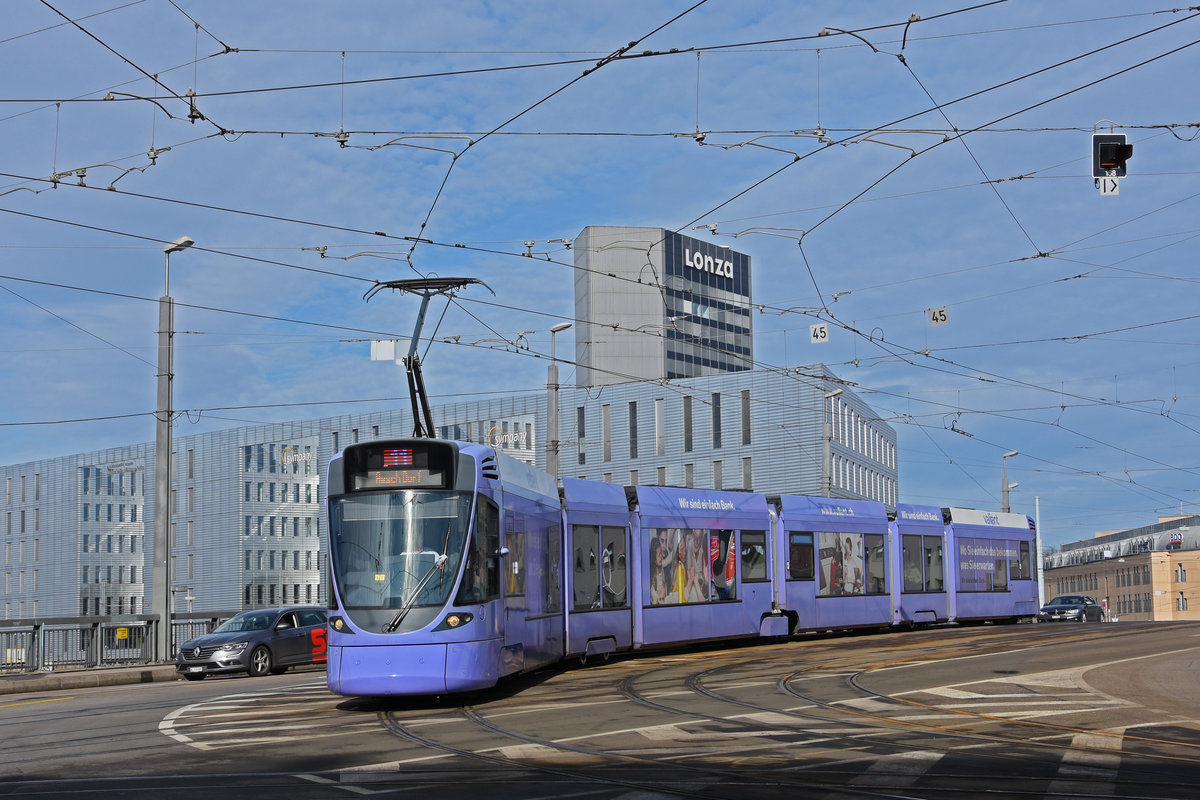 Be 6/10 Tango 151 mit der Werbung für die Bank Valiant, auf der Linie 11, überquert die Münchensteinerbrücke. Die Aufnahme stammt vom 16.02.2021.