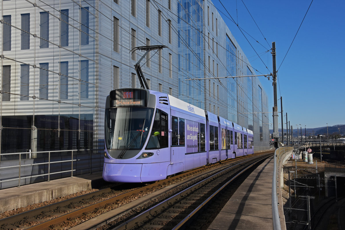 Be 6/10 Tango 151 mit der Werbung für die Bank Valiant, auf der Linie 11, fährt zur Haltestelle Peter Merian. Die Aufnahme stammt vom 21.02.2021.