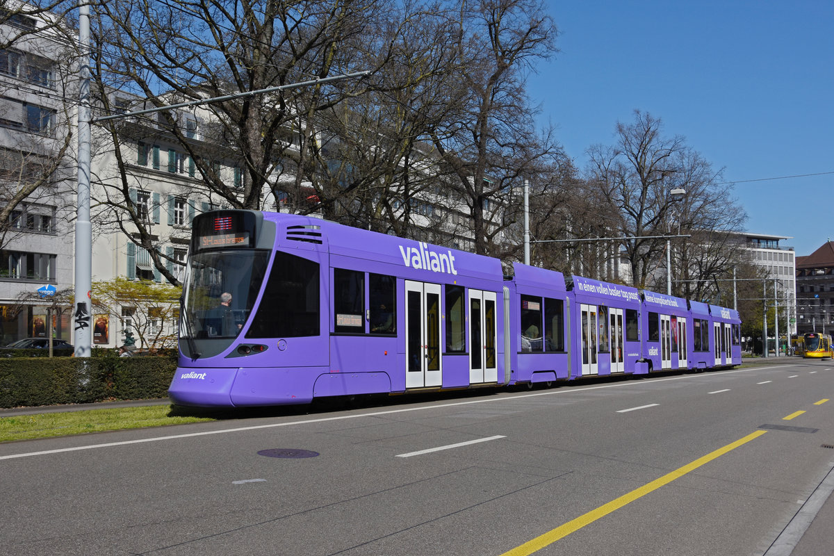 Be 6/10 Tango 151 mit der neuen Werbung für die Bank Valiant, auf der Linie 11, fährt zur Haltestelle Aeschenplatz. Die Aufnahme stammt vom 31.03.2021.