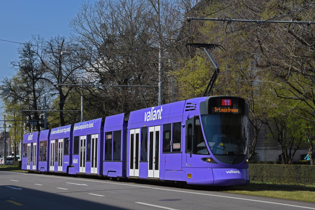 Be 6/10 Tango 151 mit der neuen Werbung für die Bank Valiant, auf der Linie 11, fährt zur Haltestelle am Aeschenplatz. Die Aufnahme stammt vom 16.04.2021.