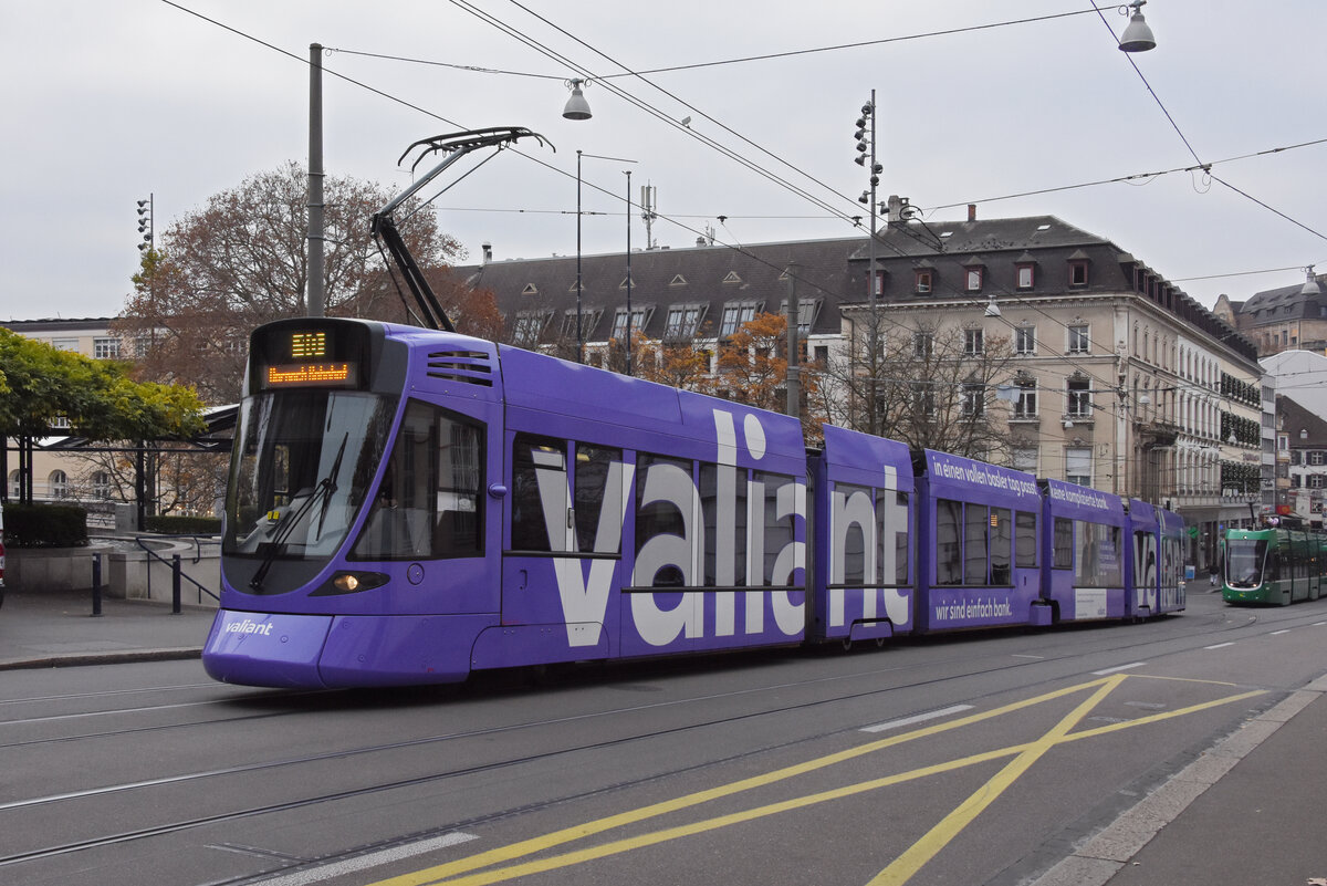 Be 6/10 Tango 151 mit der Werbung für die Bank Valiant, auf der Linie 10, fährt den Steinenberg hoch zur Haltstelle Bankverein. Die Aufnahme stammt vom 24.11.2021.