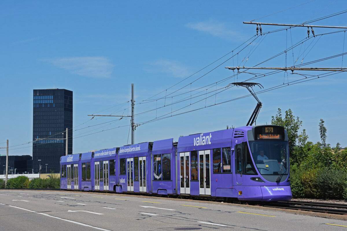 Be 6/10 Tango 151 mit der Werbung für die Bank Valiant, auf der Linie 10, fährt zur Haltestelle M-Parc. Die Aufnahme stammt vom 17.07.2022.