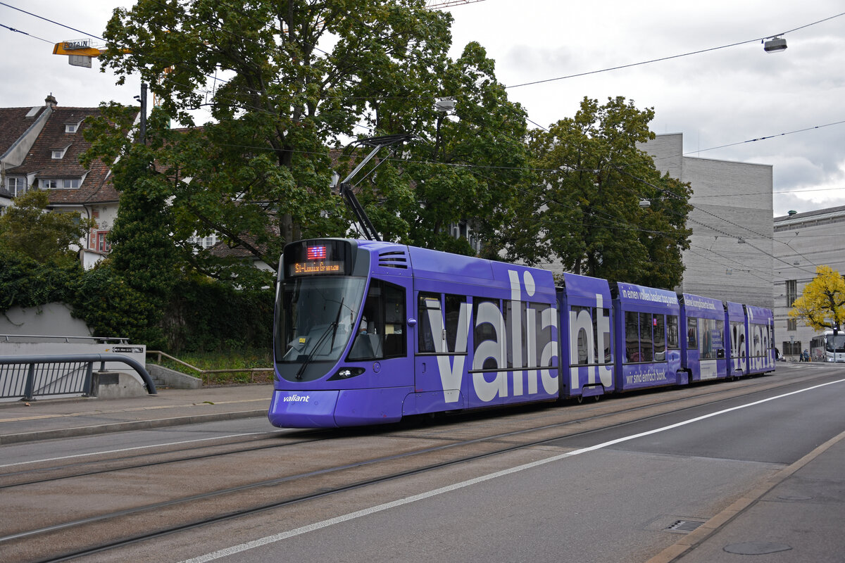 Be 6/10 Tango 151 mit der Werbung für die Bank Valiant, auf der wegen einer Baustelle umgeleiteten Linie 11, überquert die Wettsteinbrücke. Die Aufnahme stammt vom 25.09.2022.