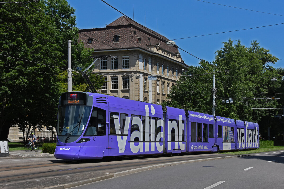Be 6/10 Tango 151 mit der Werbung für die Bank Valiant, auf der Linie 11, fährt am 05.07.2022 zur Haltestelle am Bahnhof SBB. 