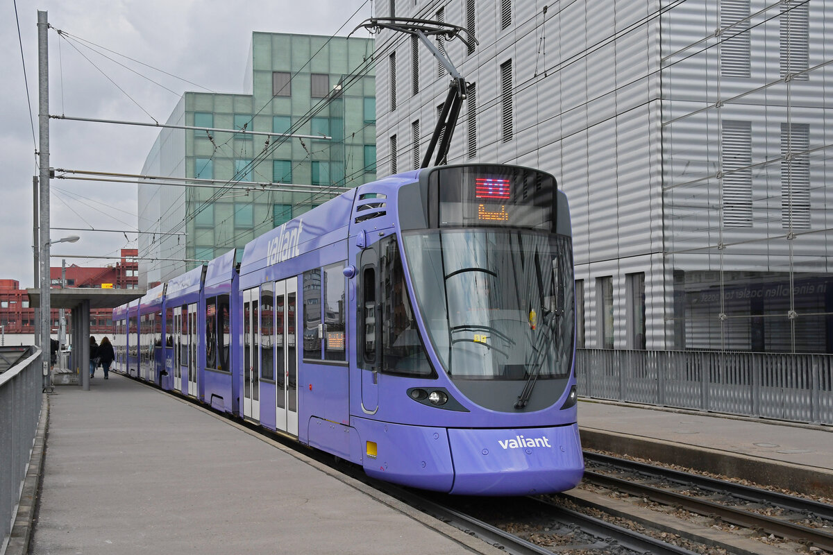 Be 6/10 Tango 151 mit der Werbung für die Bank Valiant, auf der Linie 11, bedient am 15.05.2023 die Haltestelle Peter Merian.