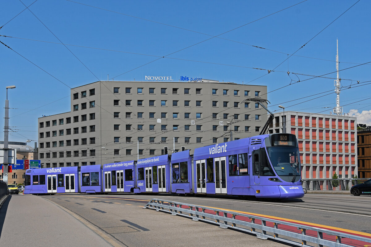 Be 6/10 Tango 151 mit der Werbung für die Bank Valiant, auf der Linie 10, überquert am 02.06.2023 die Münchensteinerbrücke.