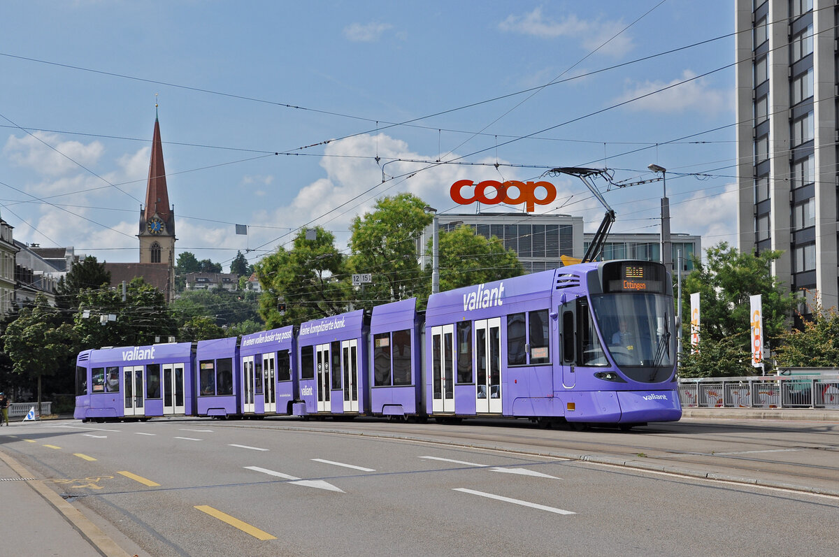 Be 6/10 Tango 151 mit der Werbung für die Bank Valiant, auf der Linie 10, überquert am 19.08.2024 die Münchensteinerbrücke. Aufnahme Basel.
