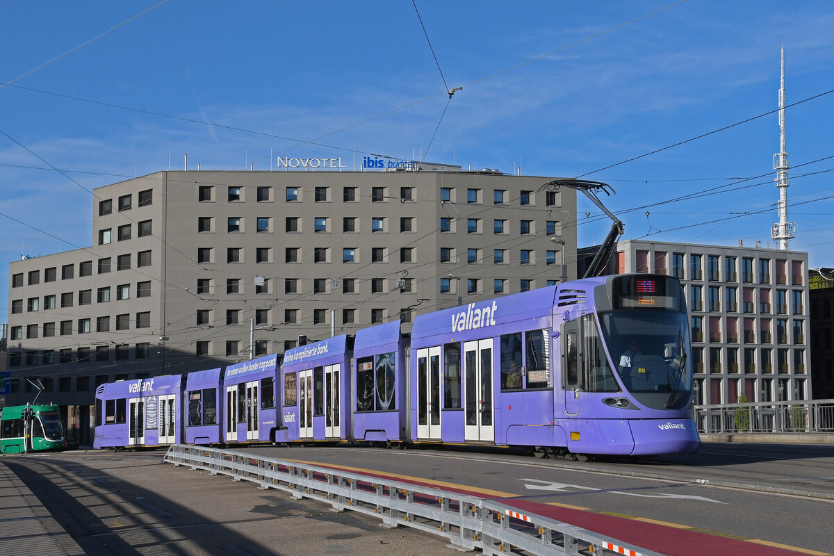 Be 6/10 Tango 151 mit der Werbung für die Bank Valiant, auf der Linie 11, überquert am 07.09.2024 die Münchensteinerbrücke. Aufnahme Basel.