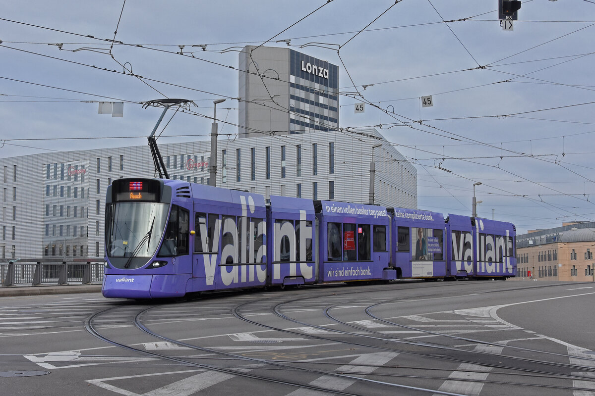 Be 6/10 Tango 151 mit der Werbung für die Bank Valiant, auf der Linie 11, überquert am 21.12.2024 die Münchensteinerbrücke. Aufnahme Basel.
