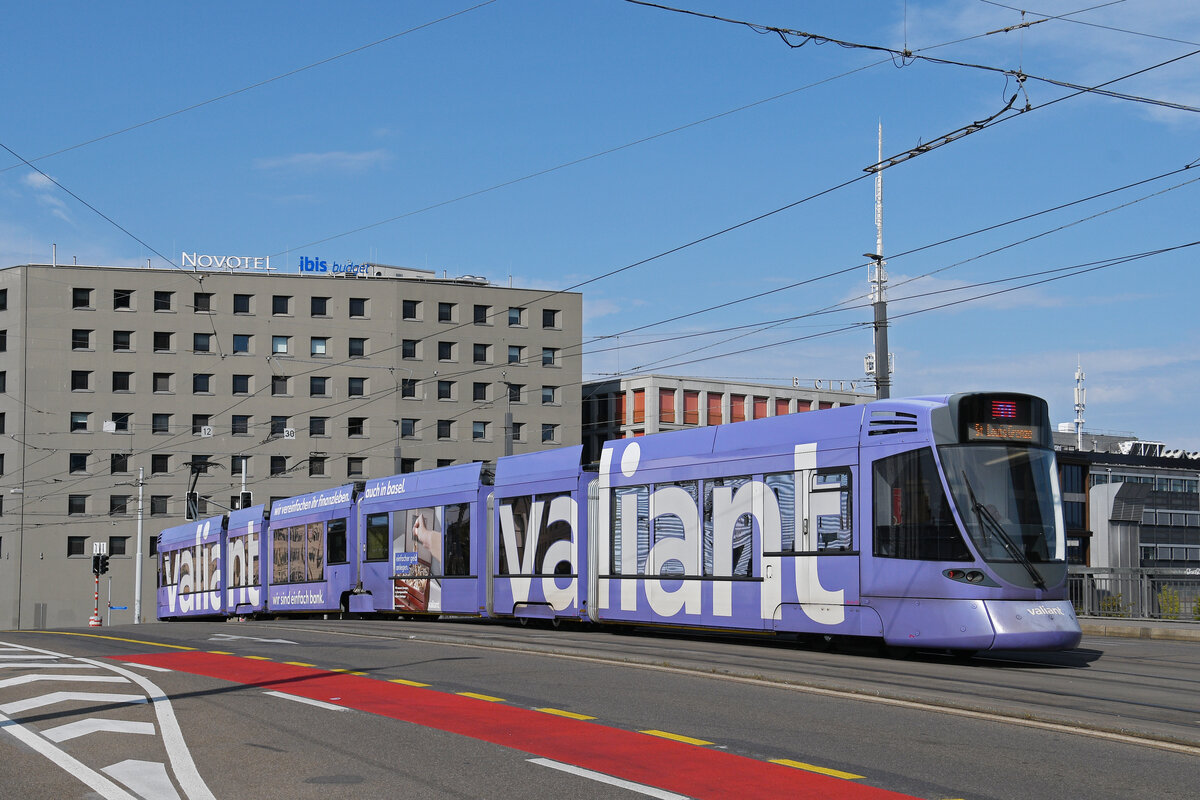 Be 6/10 Tango 151 mit der Werbung f�r die Bank Valiant, auf der Linie 11, �berquert am 15.08.2026 die M�nchensteinerbr�cke. Aufnahme Basel.