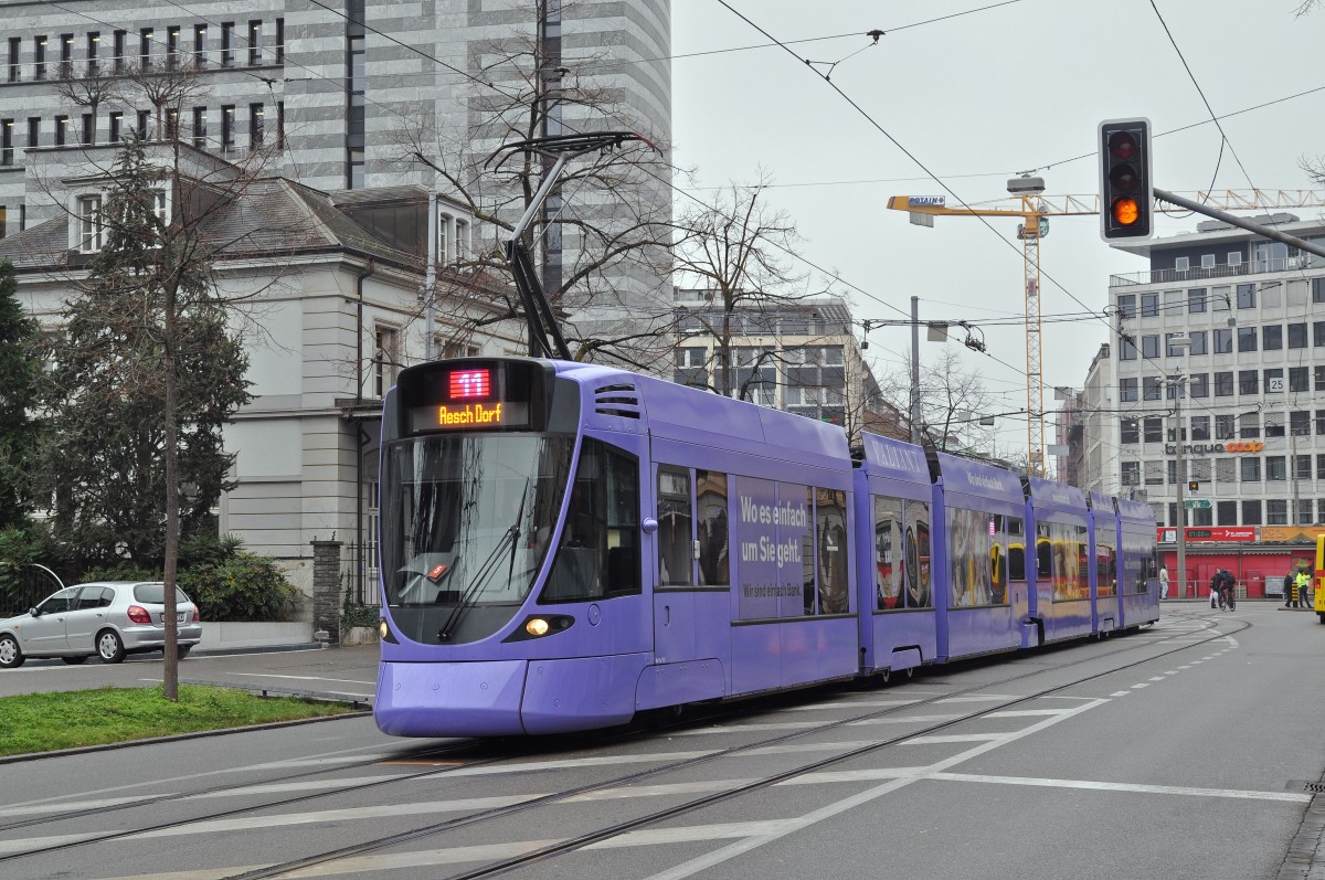 Be 6/10 Tango 151, mit der Bank Valiant Werbung, auf der Linie 11 bedient die Provisorische Haltestelle am Aeschenplatz. Die Aufnahme stammt vom Fasnachtsmittwoch 17.02.2016.
