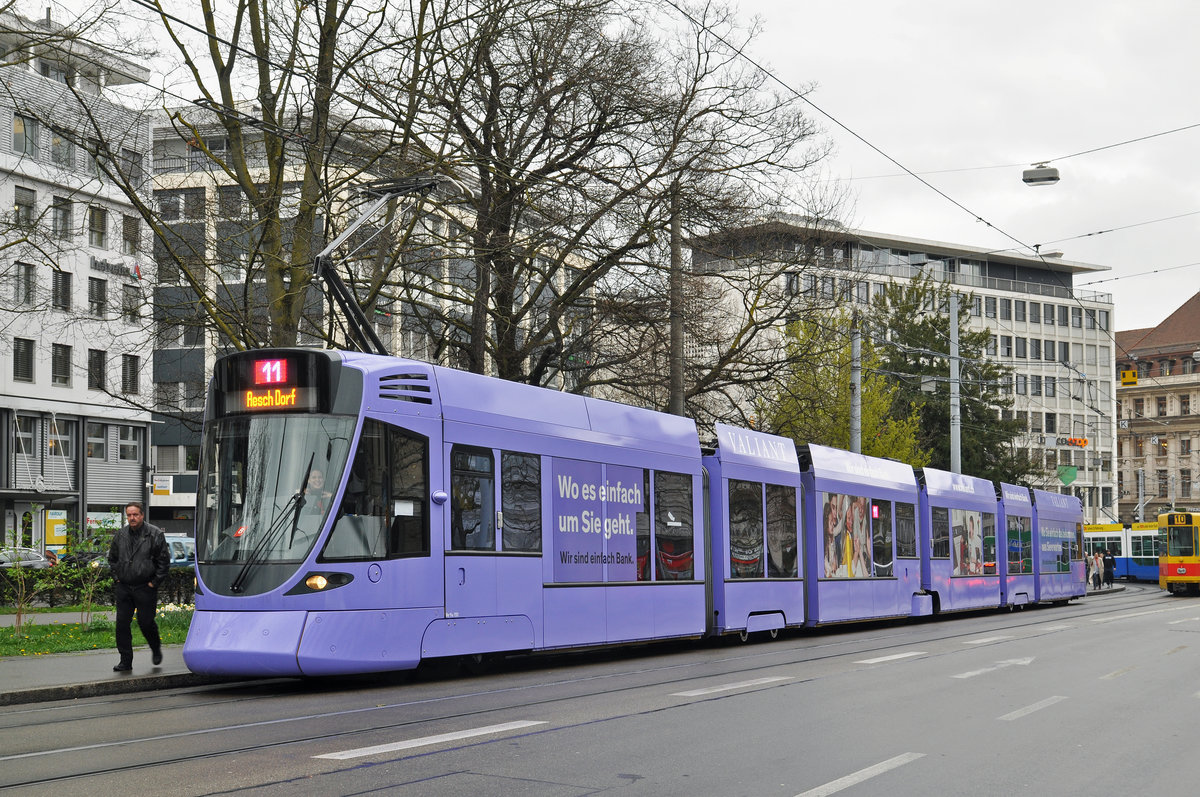 Be 6/10 Tango 151, mit einer Werbung für die Bank Vontobel, bedient die Haltestelle der Linie 11 am Aeschenplatz. Die Aufnahme stammt vom 05.04.2016.