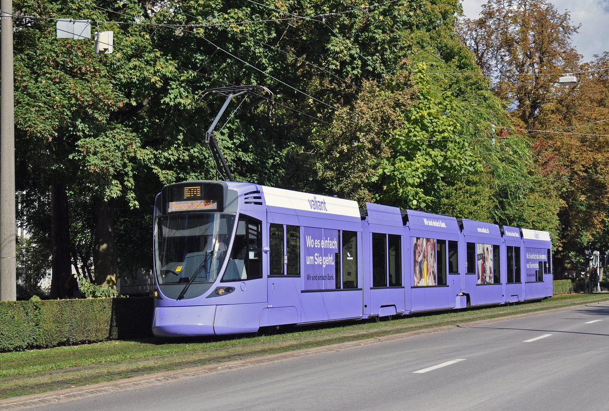 Be 6/10 Tango 151, mit einer Werbung für die Bank Valiant, fährt zur Haltestelle der Linie 10 am Bahnhof SBB. Die Aufnahme stammt vom 03.10.2016.