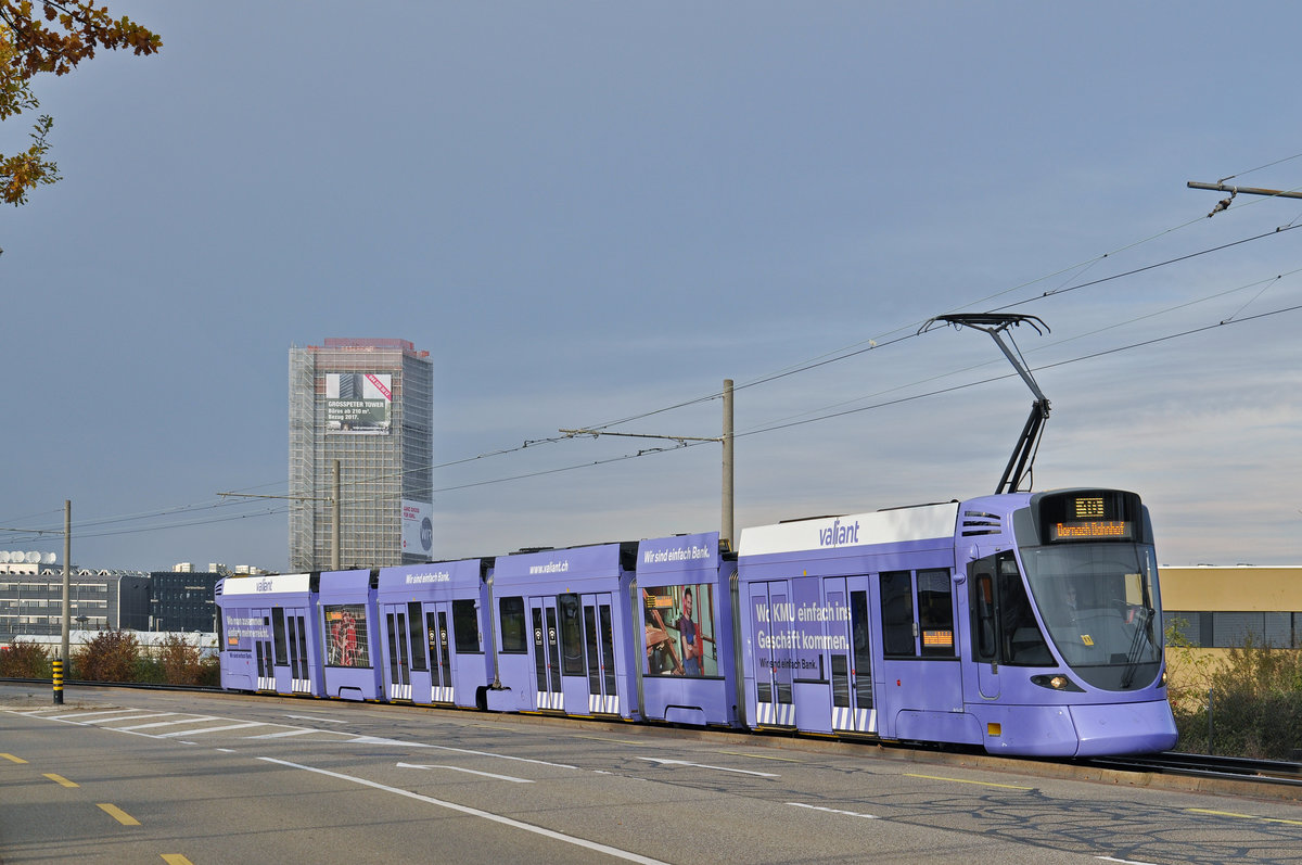 Be 6/10 Tango 151, mit einer Werbung für die Bank Valiant, fährt zur Haltestelle M-Parc. Die Aufnahme stammt vom 13.11.2016.