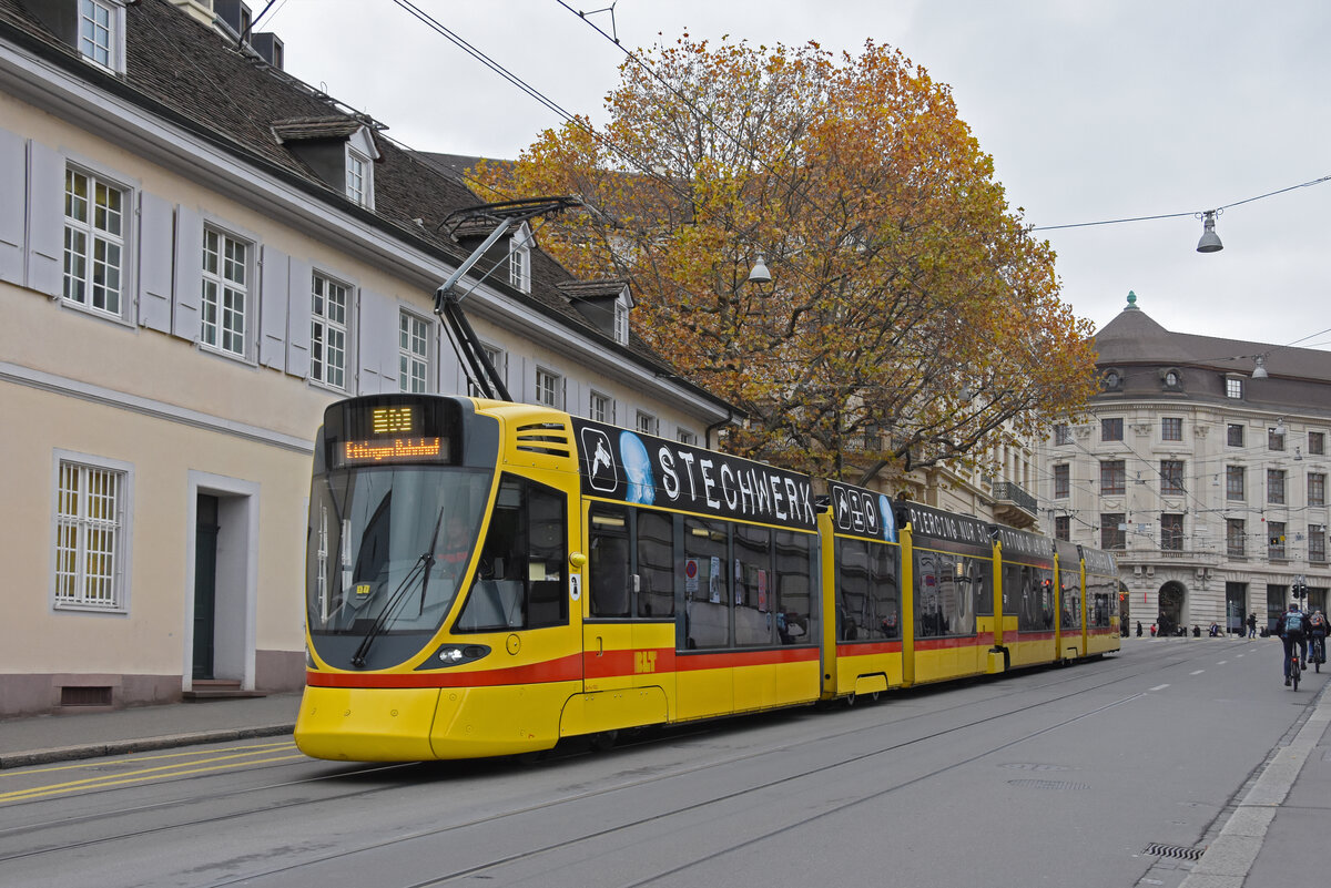 Be 6/10 Tango 152, auf der Linie 10, fährt am 30.11.2022 den Steinenberg hinunter zur Haltestelle Theater.
