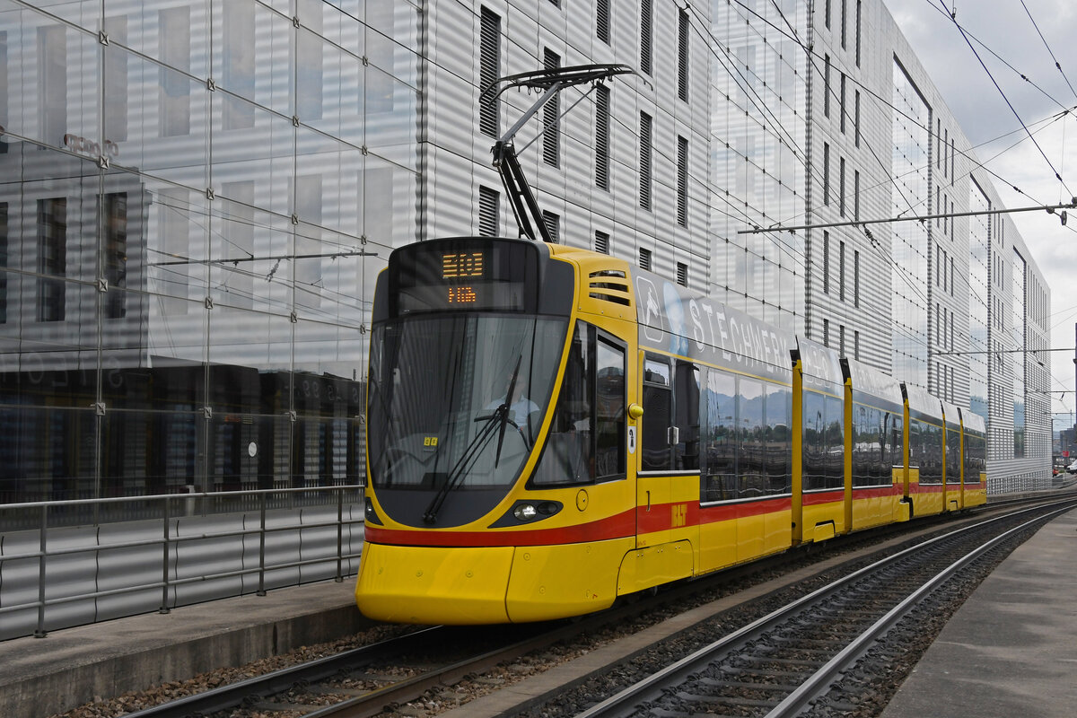 Be 6/10 Tango 152, auf der Linie 10, fährt am 15.05.2023 zur Haltestelle Peter Merian.