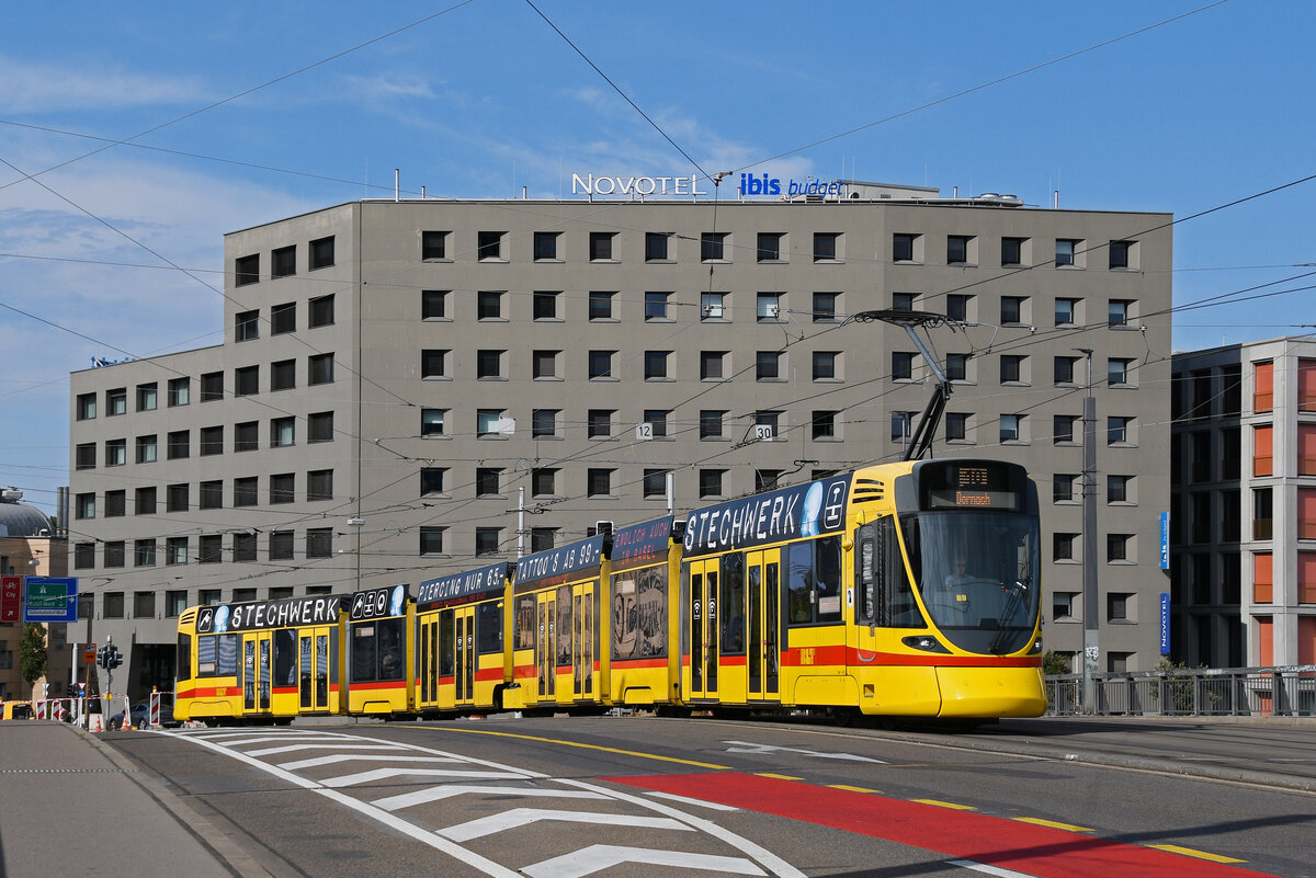 Be 6/10 Tango 152, auf der Linie 10, �berquert am 15.08.2026 die M�nchensteinerbr�cke. Aufnahme Basel.