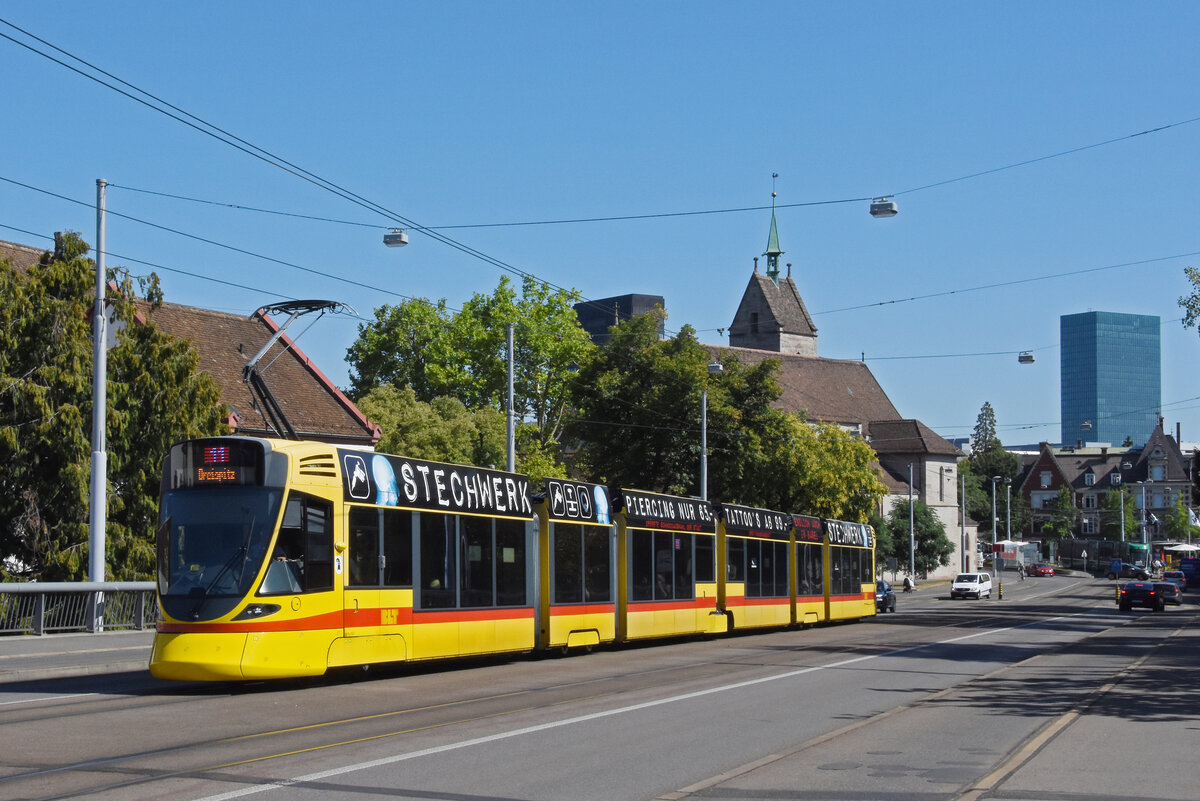 Be 6/10 Tango 152, auf der wegen der Grossbaustelle am Marktplatz umgeleiteten Linie 11, �berquert am 28.07.2026 die Wettsteinbr�cke Richtung Haltestelle Kunstmuseum. Aufnahme Basel.