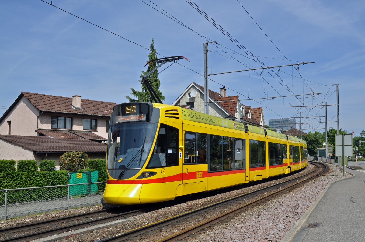 Be 6/10 Tango 152 auf der Linie 10 fährt zur Haltestelle Birseckstrasse. Die Aufnahme stammt vom 28.05.2015.