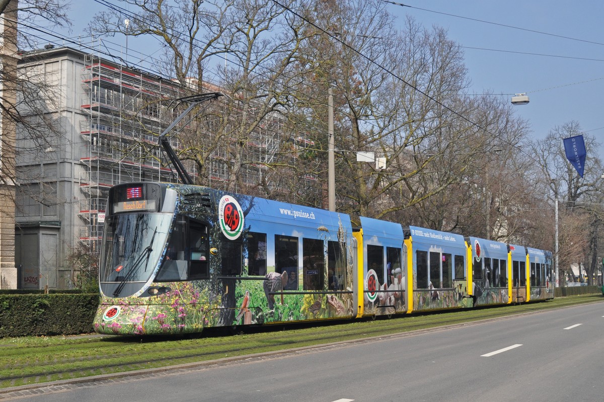 Be 6/10 Tango 152, mit der IP Suisse Werbung, auf der Linie 11, fährt zur Haltestelle am Bahnhof SBB. Die Aufnahme stammt vom 11.03.2016.