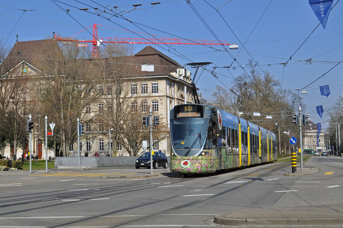 Be 6/10 Tango 152 mit der IP Suisse Werbung, auf der Linie 10, fährt zur Haltestelle am Bahnhof SBB. Die Aufnahme stammt vom 18.03.2016.
